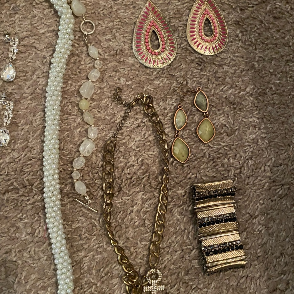 Jewelry Lot. Over 2Ibs. Wearable. Necklaces/Bracelets/Earrings/3 New Rings. - Picture 7 of 9